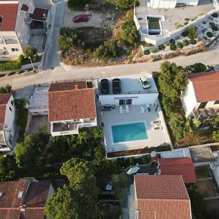 Zen - Heated Pool, Ev Type 2 トロギール