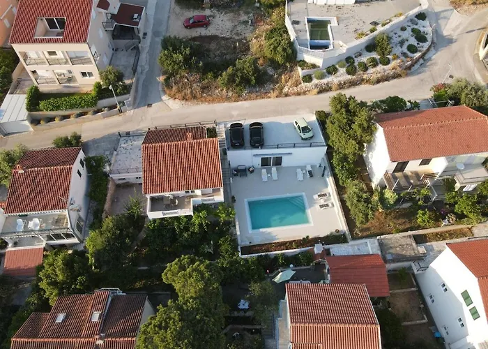 Zen - Heated Pool, Ev Type 2 トロギール